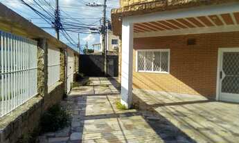 Imagem 5: Casa em rua pública