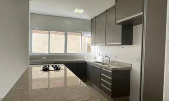 Imagem 2: Encantador Sobrado à Venda: Espaços Amplos e Acabamentos de Qualidade