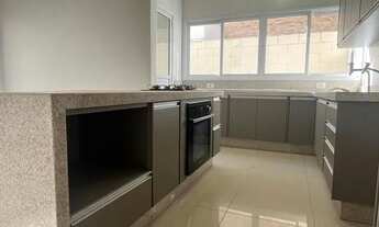 Imagem 3: Encantador Sobrado à Venda: Espaços Amplos e Acabamentos de Qualidade