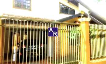 Imagem: Casa praticamente térrea, nova e de esquina