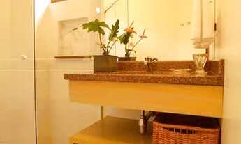 Imagem 6: Loft todo equipado com sacada e vista para o jardim