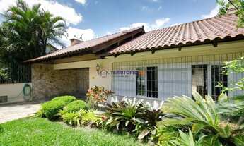 Imagem 3: Excelente residência térrea com 272m² de área privativa, com 4 domritórios e 6 vagas de ga