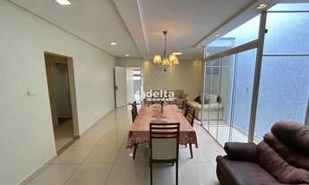 Imagem 2: Casa residencial mobiliada com 4 quartos sendo 3 suítes disponível para locação no bairro