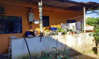 Imagem 2: Terreno de 276 metros, plano, tem uma edícula e uma garagem coberta. Localizado próximo da