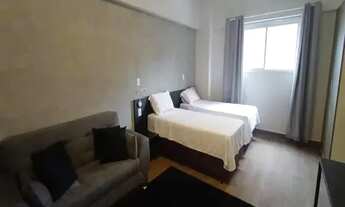 Imagem 2: Apartamento Studio - 1 quarto suíte, cozinha, mesa e sofá (1º andar