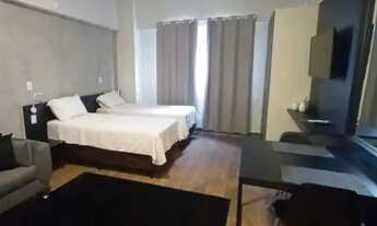 Imagem 1: Apartamento Studio - 1 quarto suíte, cozinha, mesa e sofá (1º andar