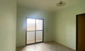 Imagem 4: Um quarto com armarios