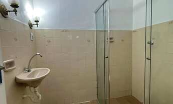 Imagem 7: ALUGO casa no Parque 10 - rua com guarita