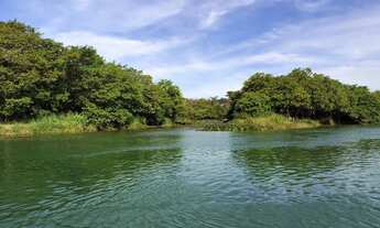 Imagem: RANCHO DISPONÍVEL às margens do rio são