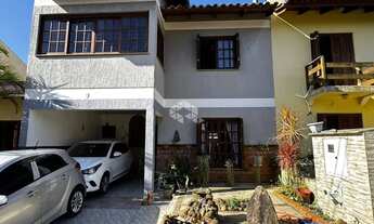 Imagem: Ampla Casa com 4 Dormitórios e Salão de