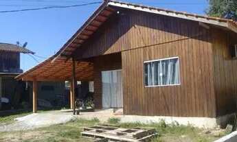 Imagem: Linda casa de madeira na entrada de Medeiros