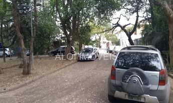 Imagem 7: Casa, de frente para praça das corujas. Casas cercadas por um imenso bosque com arvores d