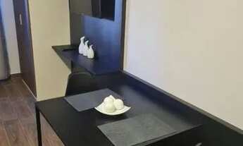 Imagem 6: Apartamento Studio - 1 quarto suíte, cozinha, mesa e sofá (1º andar