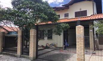 Imagem: Linda casa com piscina, sem detalhes, no