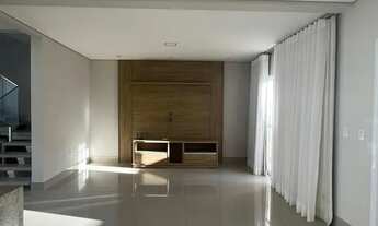 Imagem 5: Encantador Sobrado à Venda: Espaços Amplos e Acabamentos de Qualidade