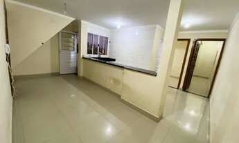 Imagem 2: Sobrado com 2 Dormitórios, Suíte e Sacada em Condomínio no Esmeralda, 200 Metros da Pista