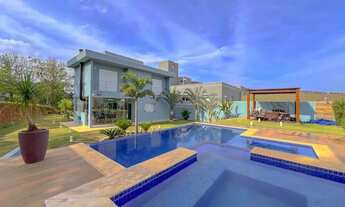 Imagem 3: Casa com 4 suítes sendo uma no térreo no Condomínio Figueira Garden