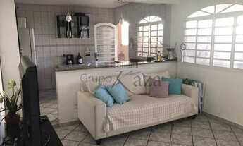 Imagem 7: Casa no Jardim Uirá - Armários na Cozinha, Cozinha Americana, Piscina e Área Gourmet *Acei