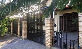 Imagem 2: Linda casa com piscina, sem detalhes, no Carianos