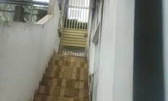 Imagem 2: Casa em rua comercial