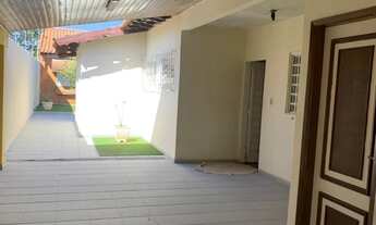 Imagem: Casa grande com placa solar