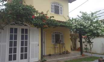 Imagem 6: Ampla casa independente de esquina, residencial ou comercial, ao lado de amplo comércio