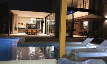 Imagem 2: Casa de condomínio para venda tem 530 metros quadrados com 5 quartos