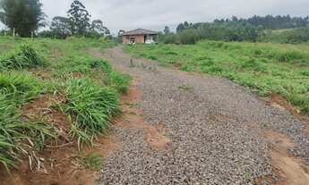 Imagem 3: Vendo casa só a casa de madeira ela 10 × 10 está forrada tem porta janelas elétrica tudo
