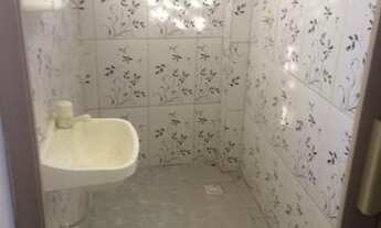 Imagem 3: Aluga-se kitnet com 60m² de área. Contendo: quarto, banheiro, sala, cozinha e área de sv