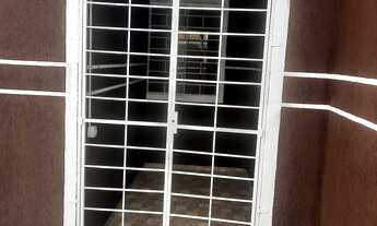 Imagem 2: Casa sozinha no terreno