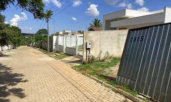 Imagem: Terreno com casa em construção