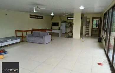 Imagem 3: Casa em Porto Alegre, no bairro Vila Nova, com 4 dormitório(s), e 4 banheiros, à