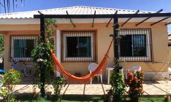 Imagem 2: Se encante com essa bela casa de três quartos em rua residencial !