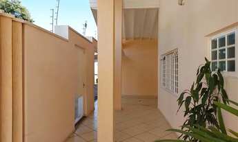 Imagem 5: Casa Espaçosa com Terreno Amplo na Vila Paraíso - Oportunidade Única!