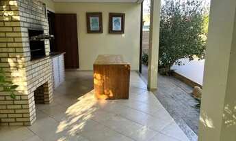 Imagem 7: Linda casa com piscina, sem detalhes, no Carianos