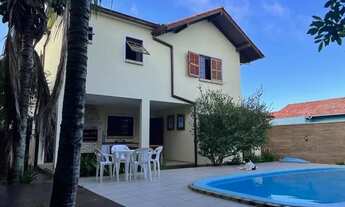 Imagem 5: Linda casa com piscina, sem detalhes, no Carianos