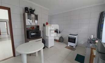 Imagem 6: Casa com 4 dormitórios no bairro Coloninha