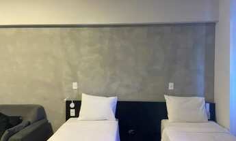 Imagem 4: Apartamento Studio - 1 quarto suíte, cozinha, mesa e sofá (1º andar