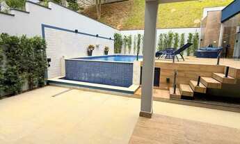 Imagem 4: Casa de Alto Padrão com Arquitetura Moderna e Acabamento Preminum