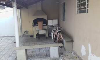 Imagem 6: Casa para aluguel e venda possui 304 metros quadrados com 4 quartos