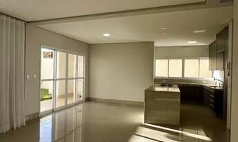 Imagem 4: Encantador Sobrado à Venda: Espaços Amplos e Acabamentos de Qualidade