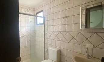 Imagem 2: Um quarto com armarios