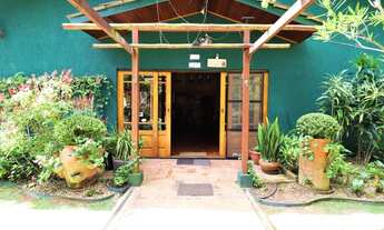 Imagem 5: Casa térrea construida em lote duplo com excelente acabamento e estilo rústico. Venha conh