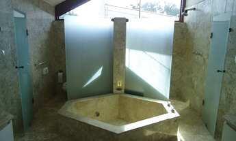 Imagem 3: 5 Dts (3 Stes), 4 vagas, vários livings, Piscina e Gazebo: 550m A.C