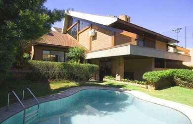 Imagem 2: 5 Dts (3 Stes), 4 vagas, vários livings, Piscina e Gazebo: 550m A.C