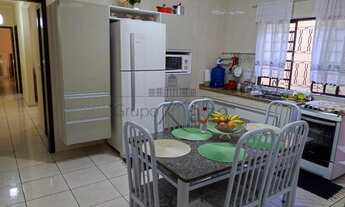 Imagem 6: Sobrado para venda tem 236 metros quadrados com 4 quartos