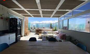 Imagem 2: Moderna cobertura decorada a venda em um dos cartões postais de Guarapari, a Prainha de Mu