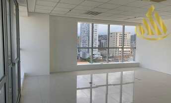 Imagem 3: Sala comercial de 224 m², totalmente reformada e climatizada, sacada com vista privilegiad