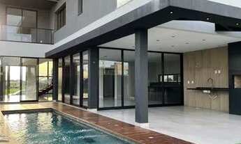 Imagem 3: Casa de condomínio para venda possui 357 metros quadrados com 5 quartos