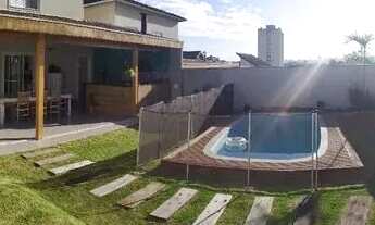 Imagem: ARR) Sobrado com quartro dormitórios, suíte